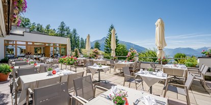Hundehotel - Verpflegung: Halbpension - St. Leonhard (Trentino-Südtirol) - Die Sonnenterrasse mit herrlichem Panoramablick, eine Augenweide schon zum Frühstück im Sommer draußen - Inntalerhof - DAS Panoramahotel