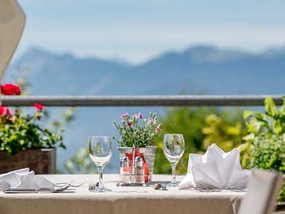 Hundehotel - Award-Gewinner - Füssen - Ob im Rahmen der Tiroler Verwöhnpension oder ala carte - ein Sonnenplatz mit Aussicht auf der Terrasse - Inntalerhof - DAS Panoramahotel