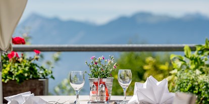 Hundehotel - Trink-/Fressnapf: im Zimmer - PLZ 87642 (Deutschland) - Ob im Rahmen der Tiroler Verwöhnpension oder ala carte - ein Sonnenplatz mit Aussicht auf der Terrasse - Inntalerhof - DAS Panoramahotel