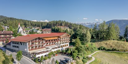 Hundehotel - Award-Gewinner - St. Leonhard (Trentino-Südtirol) - Der Inntalerhof mit dem Ort Mösern - Inntalerhof - DAS Panoramahotel