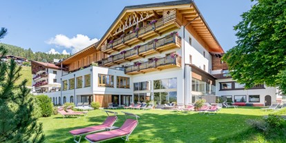 Hundehotel - Umgebungsschwerpunkt: Berg - PLZ 6105 (Österreich) - Schattenplätzchen gibt es natürlich bei uns auch - Inntalerhof - DAS Panoramahotel