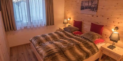 Hundehotel - Hundewiese: eingezäunt - Tirol - Schlafzimmer aus Zirbenholz - Braito 's Seaside Lodges und Suites