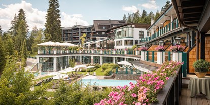 Hundehotel - Pools: Schwimmteich - PLZ 6611 (Österreich) - Außenansicht Sommer - Alpin Resort Sacher