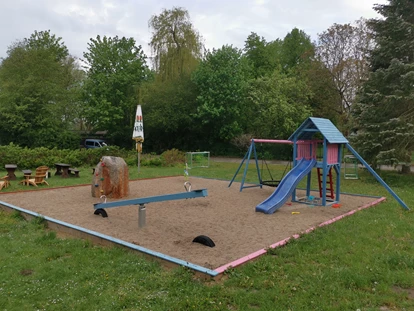 Hundehotel - Trink-/Fressnapf: an der Rezeption - Bützow - Spielplatz - Familienhotel am Tierpark