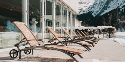 Hundehotel - Ladestation Elektroauto - Mörel (Mörel-Filet) - Liegen auf der Terrasse - Sunstar Hotel Grindelwald - Sunstar Hotel Grindelwald