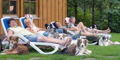 Hundehotel - Umgebungsschwerpunkt: Berg - PLZ 6020 (Österreich) - Entspannen im Garten mit dem Hund - Hundesporthotel Wolf