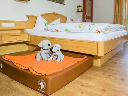 Hundehotel - Hundewiese: eingezäunt - Stötten am Auerberg - Doppelzimmer mit Hundebett - Hundesporthotel Wolf