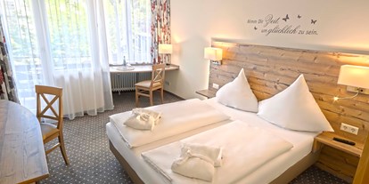 Hundehotel - Klassifizierung: 3 Sterne S - Baiersbronn - Doppelzimmer Standard Beispiel - Hotel-Resort Waldachtal