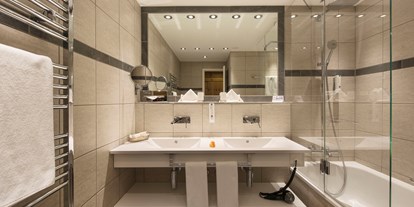Hundehotel - Klassifizierung: 4 Sterne - Davos Wiesen - Badezimmer mit Badewanne - Sunstar Hotel Arosa - Sunstar Hotel Arosa
