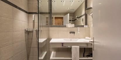 Hundehotel - Preisniveau: gehoben - Badezimmer mit Dusche - Sunstar Hotel Arosa - Sunstar Hotel Arosa