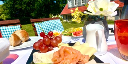Hundehotel - Award-Gewinner - Mecklenburg-Vorpommern - Frühstück auf der Hotelterrasse - Fleesensee Resort & Spa