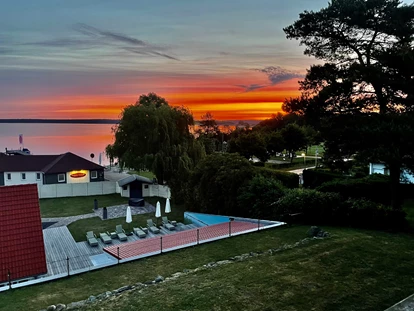 Hundehotel - Pools: Außenpool beheizt - Remlin - Sonnenaufgang über dem See … - Fleesensee Resort & Spa