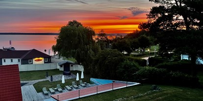 Hundehotel - Doggies: 5 Doggies - Seenplatte - Sonnenaufgang über dem See … - Fleesensee Resort & Spa