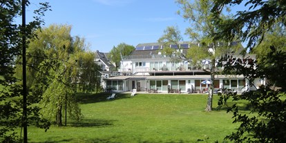 Hundehotel - Pools: Innenpool - Grömitz - Die Zimmer haben einen schönen Blick in den Garten - HofHotel Krähenberg
