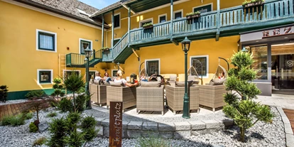 Hundehotel - Sauna - Herzlich Willkommen, Innenhof mit Feuerlounge - Hotel Donauschlinge Riverresort