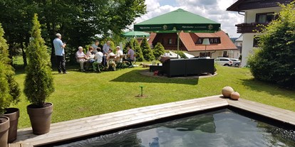 Hundehotel - Pools: Schwimmteich - Oberharmersbach - der Garten - Hotel Restaurant Kniebishöhe