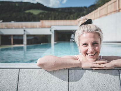 Hundehotel - Award-Gewinner - Feldthurns - 25-Meter-Infinity-Pool - HIRBEN Naturlaub