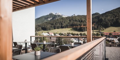 Hundehotel - Hund im Restaurant erlaubt - Trentino-Südtirol - Ausblick vom Panoramarestaurant - HIRBEN Naturlaub