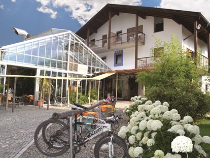 Hundehotel - Hundewiese: eingezäunt - Trentino-Südtirol - Außenansicht und Eingang - Hotel BAMBOO