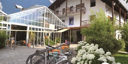 Hundehotel - barrierefrei - St. Leonhard (Trentino-Südtirol) - Außenansicht und Eingang - Hotel BAMBOO