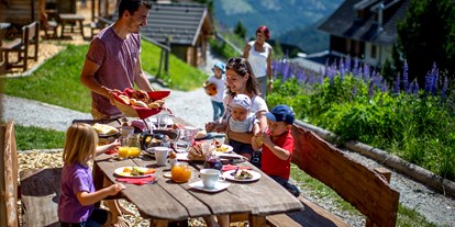 Hundehotel - WLAN - PLZ 8854 (Österreich) - Urlaub mit der Familie in komfortablen Almhütten für 6 Personen oder Ferienhäusern für bis zu 14 Personen - MarktlAlm Almhüttendorf Turracher Höhe