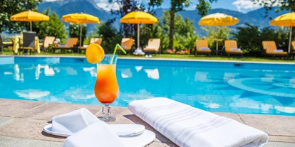 Hundehotel - barrierefrei - St. Martin (Trentino-Südtirol) - Pool mit Liegewiese - Landhaus Hotel Kristall