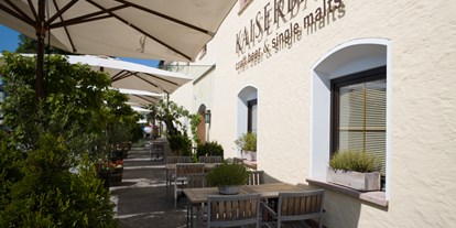Hundehotel - Trink-/Fressnapf: an der Rezeption - Flachau - Kaiserbar - single malt & craft beer Bar - Hotel Kaiserhof Anif