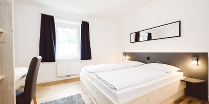Hundehotel - Hallenbad - Schlafzimmer mit Doppelbett - Erzberg Alpin Resort