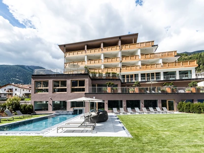 Hundehotel - keine Leinenpflicht im Hotel - Trentino-Südtirol - Blick auf das Hotel - Tuberis Nature & Spa Resort