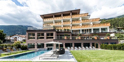 Hundehotel - barrierefrei - PLZ 7563 (Schweiz) - Blick auf das Hotel - Tuberis Nature & Spa Resort