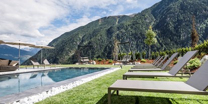 Hundehotel - keine Leinenpflicht im Hotel - PLZ 7536 (Schweiz) - Pool mit Liegewiese - Tuberis Nature & Spa Resort