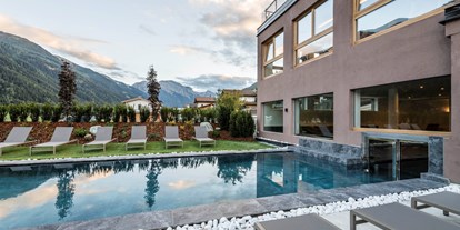 Hundehotel - Trink-/Fressnapf: im Zimmer - PLZ 7563 (Schweiz) - Pool mit ausreichend Liegen - Tuberis Nature & Spa Resort