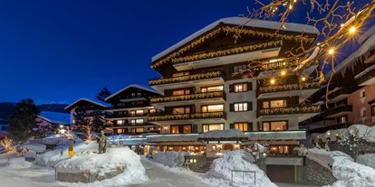 Hundehotel - Doggies: 2 Doggies - Davos Wiesen - Hotel Alpina im Winter - Hotel Alpina Klosters