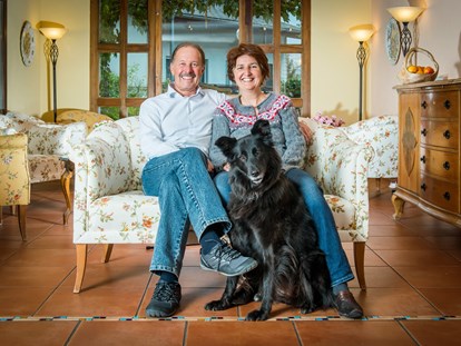 Hundehotel - Umgebungsschwerpunkt: Berg - Mörel (Mörel-Filet) - Ihre Gastgeber Francisca + Markus mit Lulli - Hotel Salina Maris