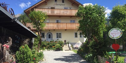 Hundehotel - Hundewiese: nicht eingezäunt - Seefeld in Tirol - Haus Alpengruss im Sommer - Haus Alpengruss