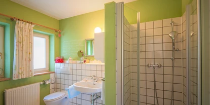 Hundehotel - Umgebungsschwerpunkt: Berg - Gagering - Badezimmer mit dusche WC, App. Garten Eden - Haus Alpengruss