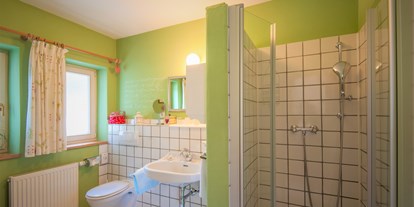 Hundehotel - Preisniveau: günstig - Plangeross - Badezimmer mit dusche WC, App. Garten Eden - Haus Alpengruss