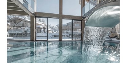 Hundehotel - Pools: Innenpool - Oberösterreich - INNs HOLZ Natur- & Vitalhotel**** Ausblick vom Indoorpool im Winter - INNs HOLZ Natur- & Vitalhotel****