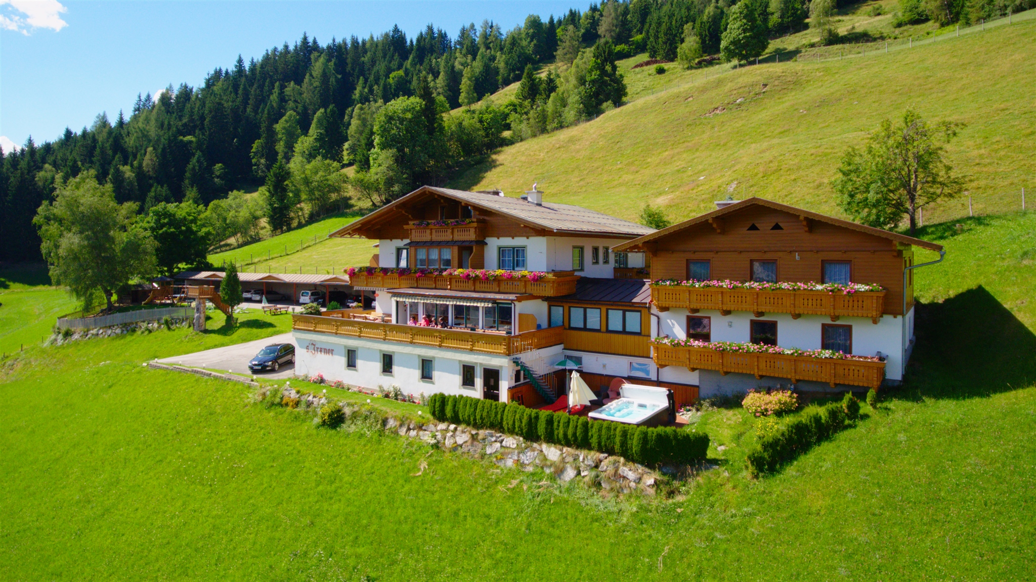Hundehotel: Unser Bergbauernhof liegt in Alleinlage auf 1150 Meter Seehöhe mit Blick in Bergwelt Tauern Ennstal - Bergbauernhof Pension Irxner