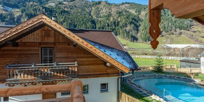 Hundehotel - Unterkunftsart: Villa - Österreich - Balkon vom Birnbaum Chalet Kreuzkogel mit Ausblick zum Badesee und dem  Birnbaum Chalet Frauenkogel - Birnbaum Chalets