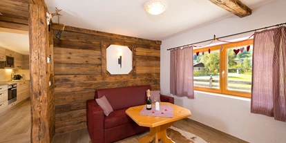 Hundehotel - Trebesing - Wohnraum mit Couch im Birnbaum Chalet Frauenkogel - Birnbaum Chalets