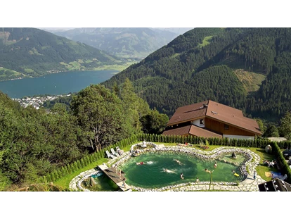 Hundehotel - Pools: Schwimmteich - Flachau - Bio Schwimmteich mit herrlichen Blick auf den Zeller See und die umliegende Bergkulisse - Berghotel Jaga Alm 