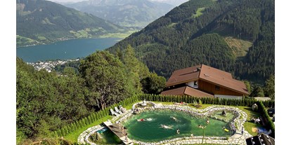 Hundehotel - barrierefrei - PLZ 6344 (Österreich) - Bio Schwimmteich mit herrlichen Blick auf den Zeller See und die umliegende Bergkulisse - Berghotel Jaga Alm 