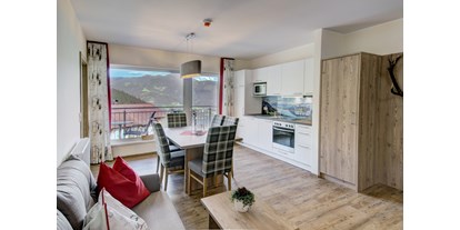 Hundehotel - PLZ 9843 (Österreich) - Im Landhausstil eingerichtete Hotelappartements
bieten ausreichend Platz für 4-8 Personen 
mit Balkon und herrlichen Blick auf den Zeller See und die Berge. - Berghotel Jaga Alm 