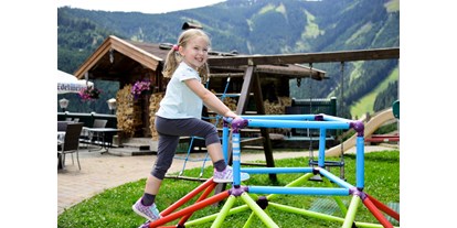Hundehotel - Unterkunftsart: Chalets - PLZ 6352 (Österreich) - Kinderspielplatz neben der Sonnenterrasse des Restaurants - Berghotel Jaga Alm 