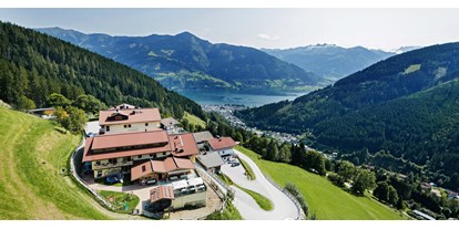 Hundehotel - barrierefrei - PLZ 5700 (Österreich) - Lage Hotel mit Aussicht auf den See - Berghotel Jaga Alm 