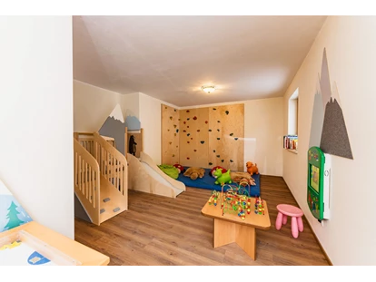 Hundehotel - Unterkunftsart: Chalets - Strub - Spielraum für Kinder
Kletterwand, Spielcomputer, Kletterturm etc. - Berghotel Jaga Alm 