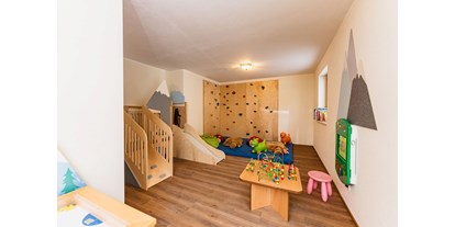 Hundehotel - Unterkunftsart: Hotel - PLZ 5090 (Österreich) - Spielraum für Kinder
Kletterwand, Spielcomputer, Kletterturm etc. - Berghotel Jaga Alm 