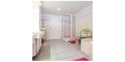 Hundehotel - barrierefrei - Hutterer Böden - Großes Badezimmer mit Doppelwaschtisch, Badewanne, Dusche und BD  - Haus Tauplitz
