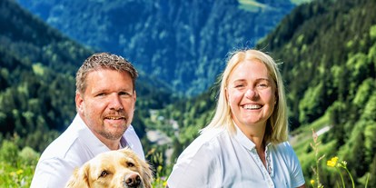 Hundehotel - Trink-/Fressnapf: an der Rezeption - PLZ 87549 (Deutschland) - Silvia und Peter Domig mit Luke - Natur.Genuss.Hotel - Sonnasita